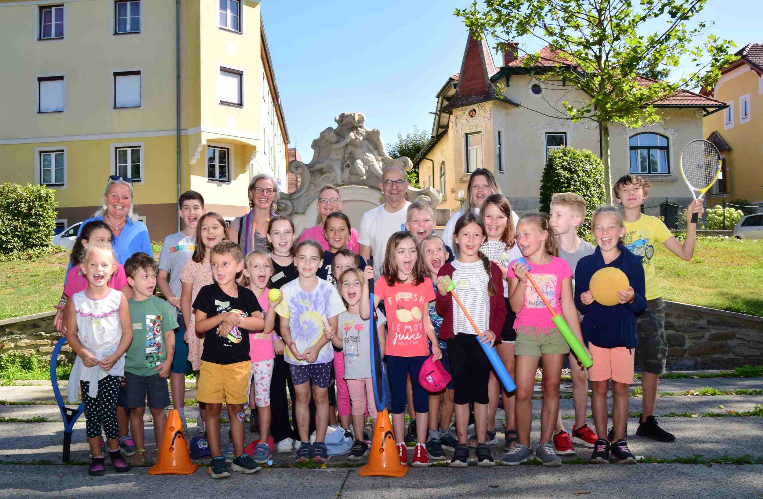 Mia, Jolien, Emily, Tessa, Mona, Valerie, Felicia, Juliane, Caroline, Lukas, Sebastian, Fabian, Oliver, Lina, Enja, Jonathan, Anna, Marie, Maxi, Vita, Filip und Alice, StR. Maria Van Dyck, Veronika Stock, Bettina Strommer, Walter Kogler, Sofia Kosel 
